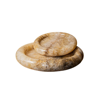 Detail van de honingkleurige aders in het onyx van de Jiren schalen