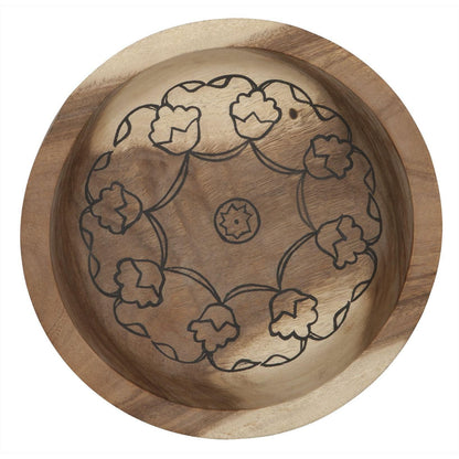 Detail van het handgesneden mandala motief in de teakhouten schaal van MUST Living