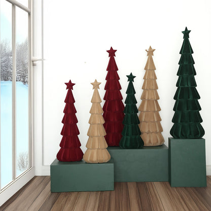 Yule Kerstbomen Gelaagd Fluweel Donkergroen van PTMD, gelaagde kerstbomen in drie kleuren op een groen podium bij het raam