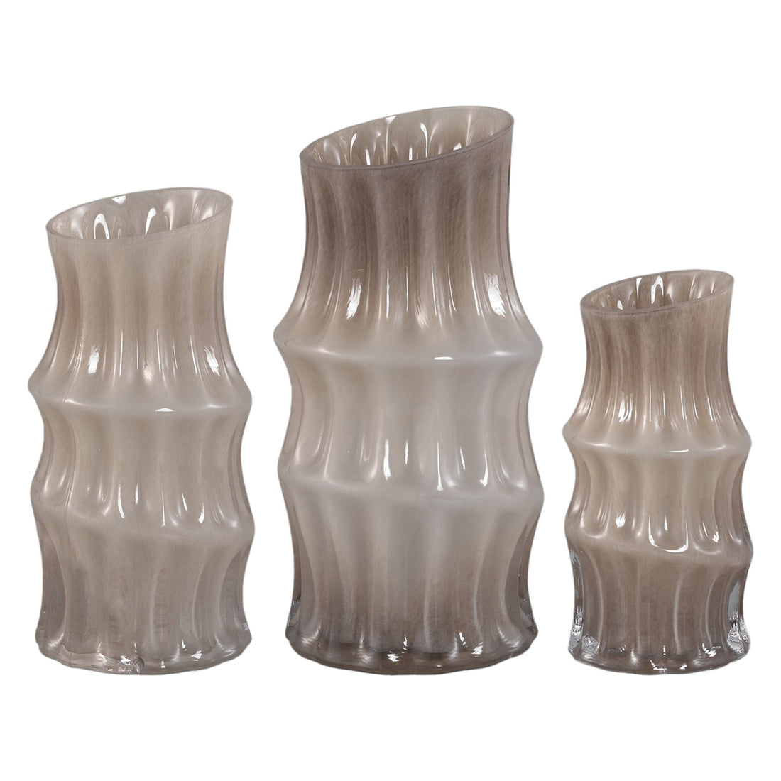 Set Van 3 Anvi Glazen Vazen Crème van PTMD, de complete set met alle drie de glazen vazen naast elkaar op witte achtergrond