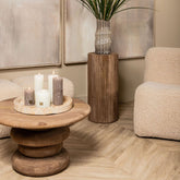Set Van 3 Anvi Glazen Vazen Crème van PTMD, vaas M gestyled in een lichte woonkamer