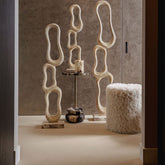 Set Van 3 Camare Beelden Abstract Beige van PTMD, de beelden in een sfeervolle interieursetting