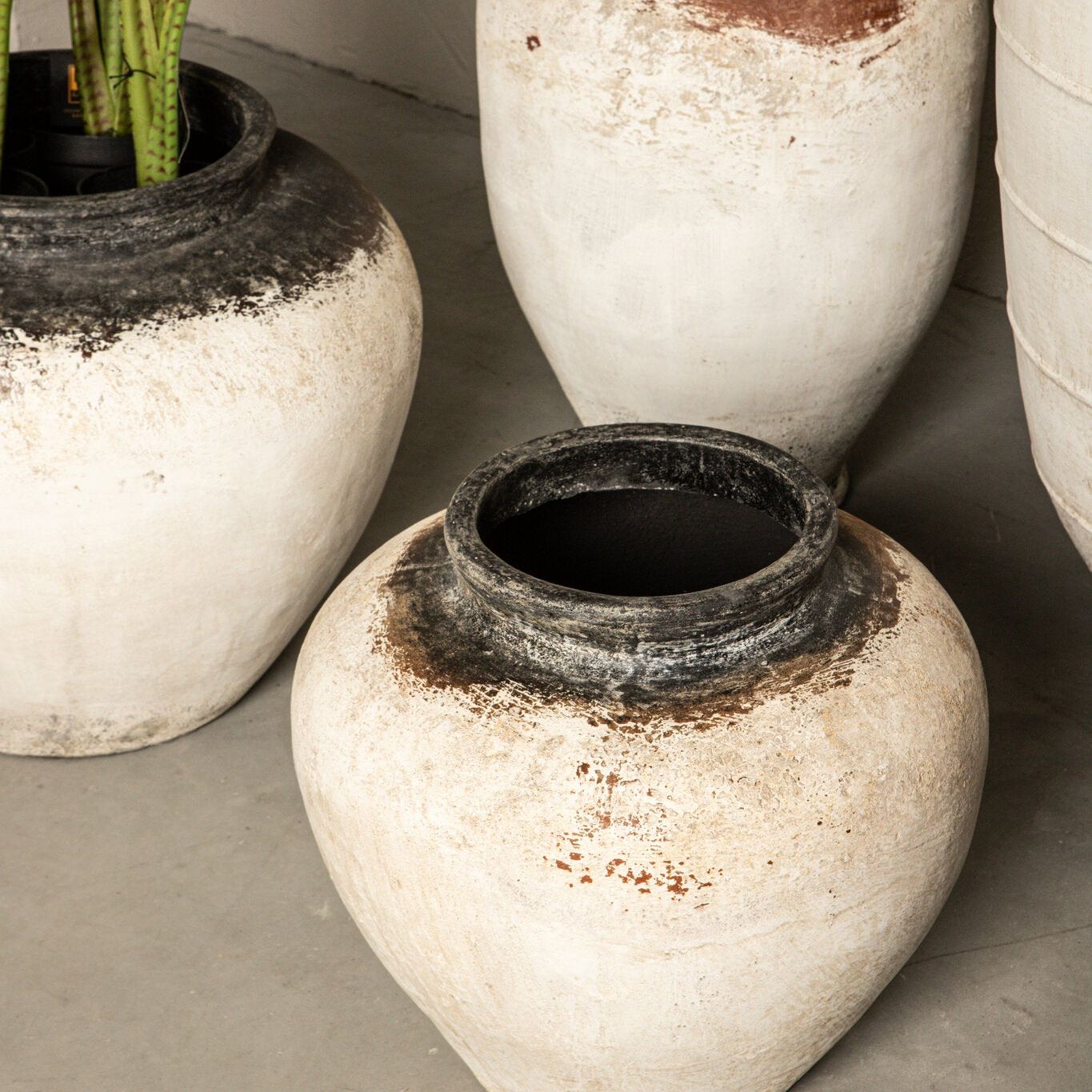 Set Van 3 Jinsu Potten Wit GRC van PTMD, de potten in een sfeervolle setting