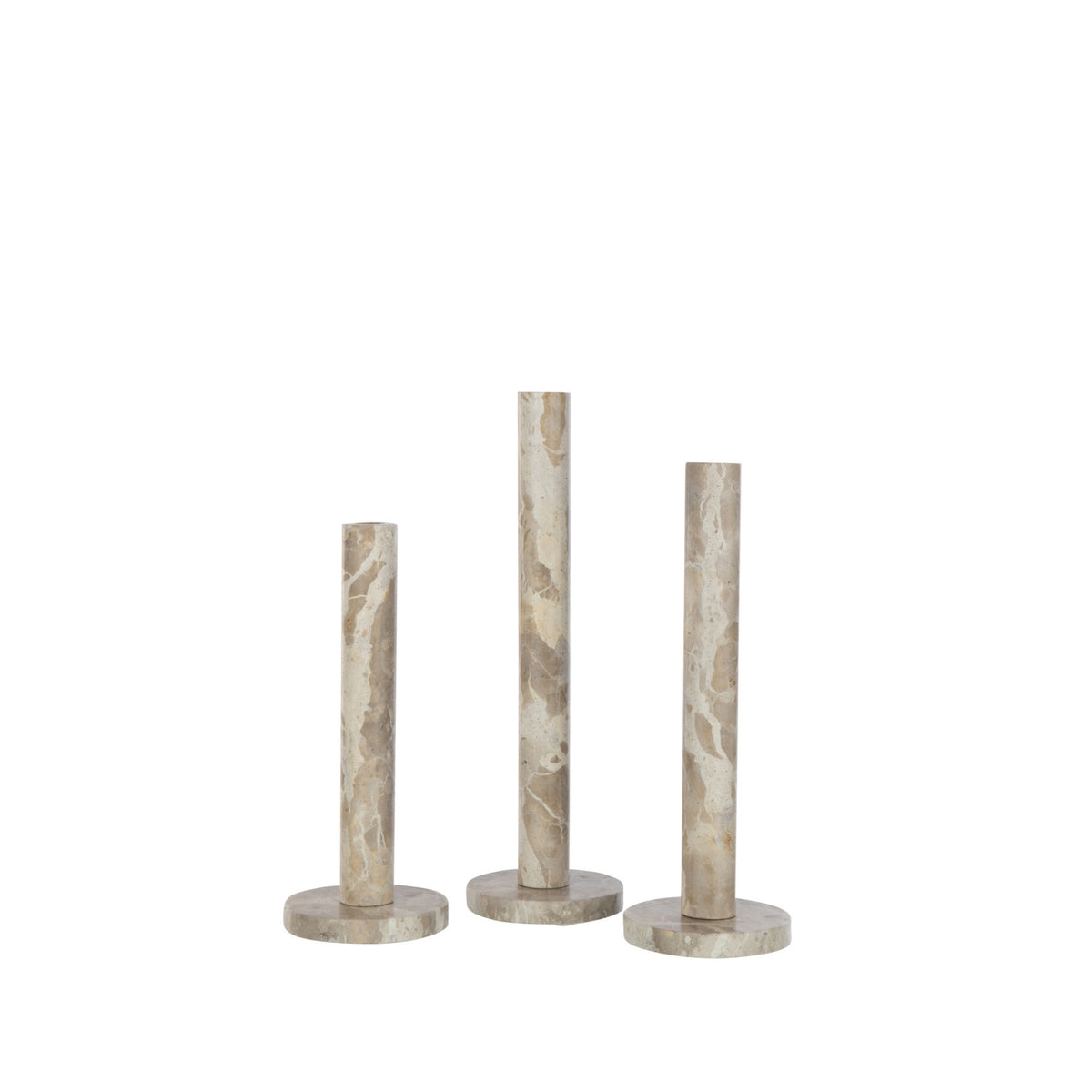 Set Van 3 Kandelaars Marmer Beige van J-Line, drie beige marmeren kandelaars in oplopende hoogte op witte achtergrond