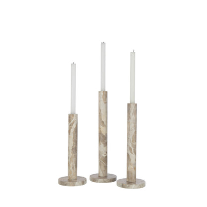 Kandelaars marmer beige van J-Line, set van 3 met witte dinerkaarsen en een warme marmeradering