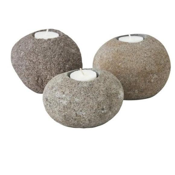 Set Van 3 Kandelaars Riverstone Laag van MUST Living, drie rivierstenen naast elkaar