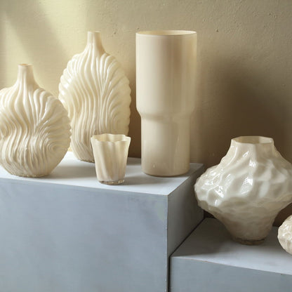 Set Van 3 Kelline Glazen Vazen Ribbel van PTMD, de crème vaas small gestyled met bloemen