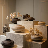 Set Van 3 Kody Potten Bruin Stone Wash van PTMD, de potten in een sfeervolle interieursetting