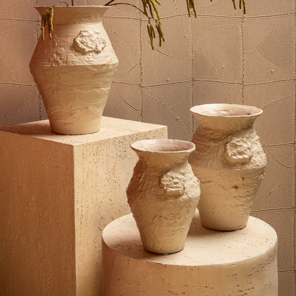 Set van 3 Leandra potten beige keramiek van PTMD, pot M gestyled in een woonkamer