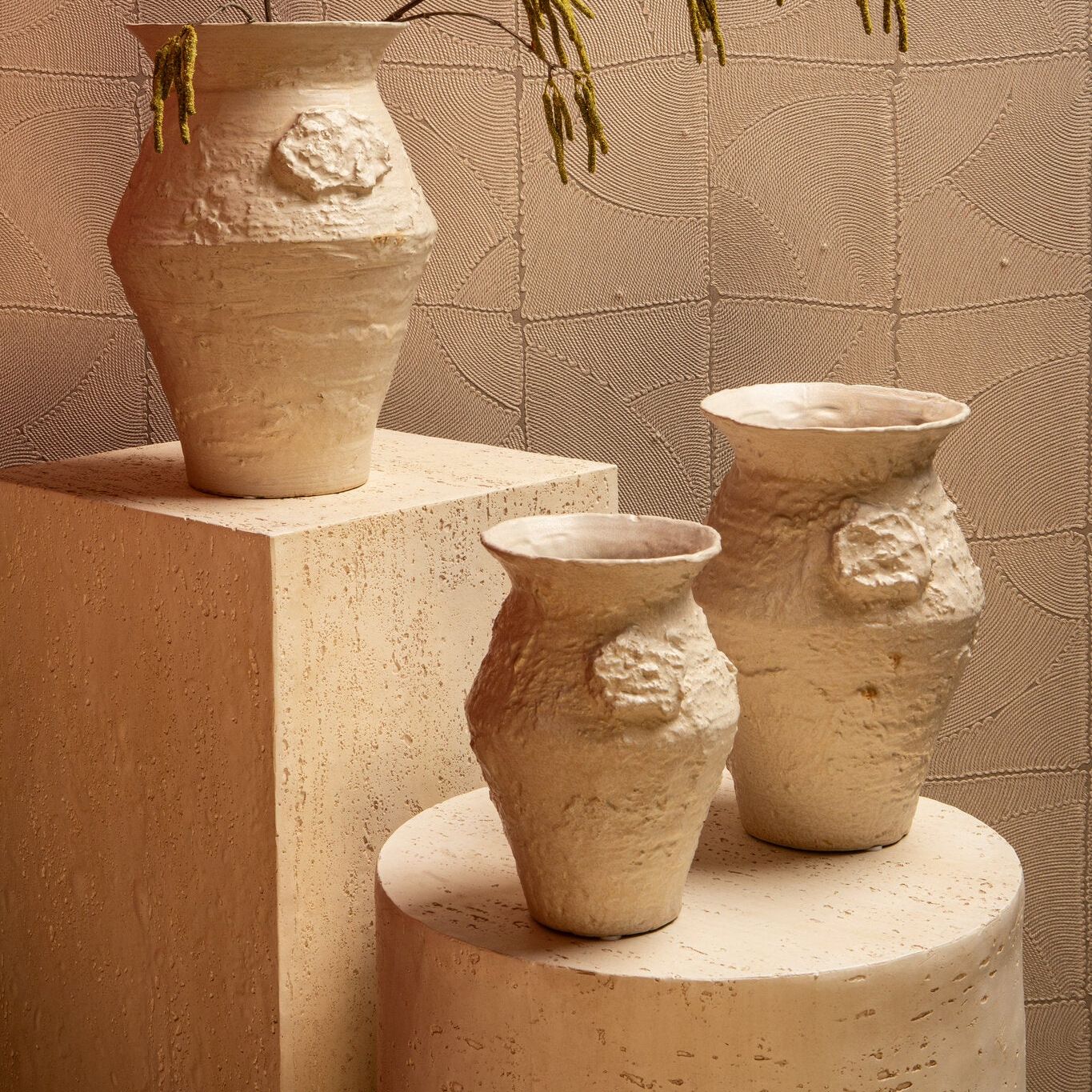 Set van 3 Leandra potten beige keramiek van PTMD, pot S gestyled met droogbloemen
