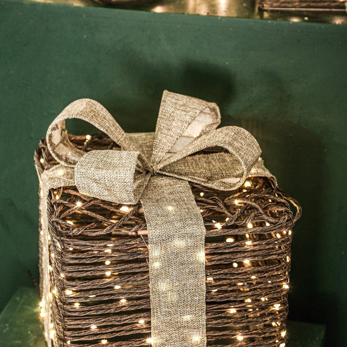 Set Van 3 Cadeaudozen Lucis Donkerbruin van PTMD, close up van een verlichte cadeaudoos met strik