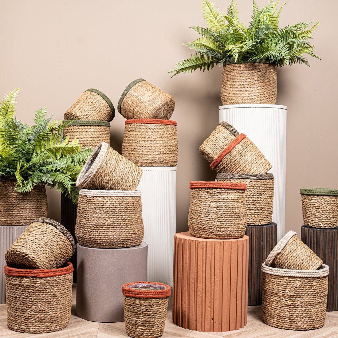 Rotan manden met witte rand van PTMD in een interieur