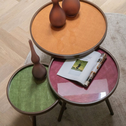 Set van 3 ronde salontafels in naturel van J-Line gestyled in een woonkamer