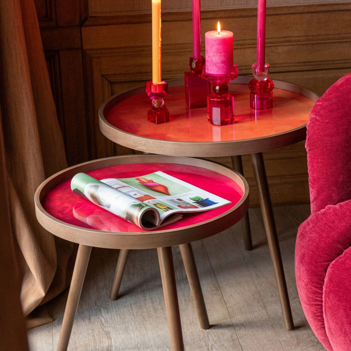 Set van 3 zwarte ronde salontafels van J-Line gestyled in een woonkamer