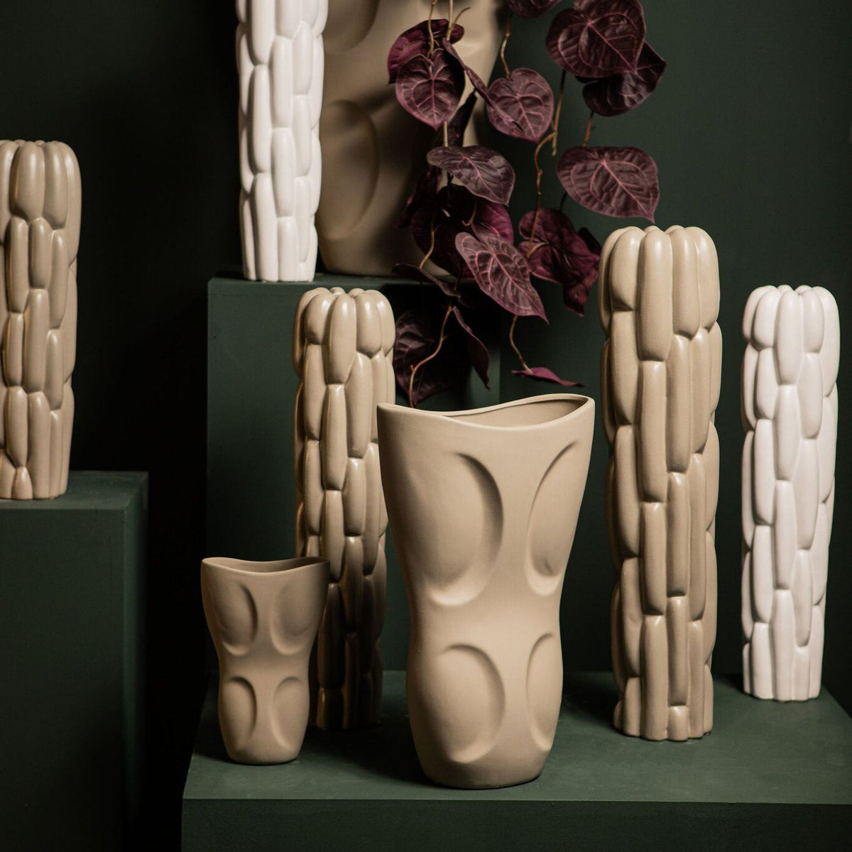 Set van 3 Seanis vazen grijs met blokpatroon van PTMD, vaas M gestyled in een woonkamer