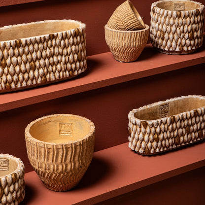 Set van 3 Zanaya potten lichtbruin cement van PTMD in een sfeervolle interieursetting