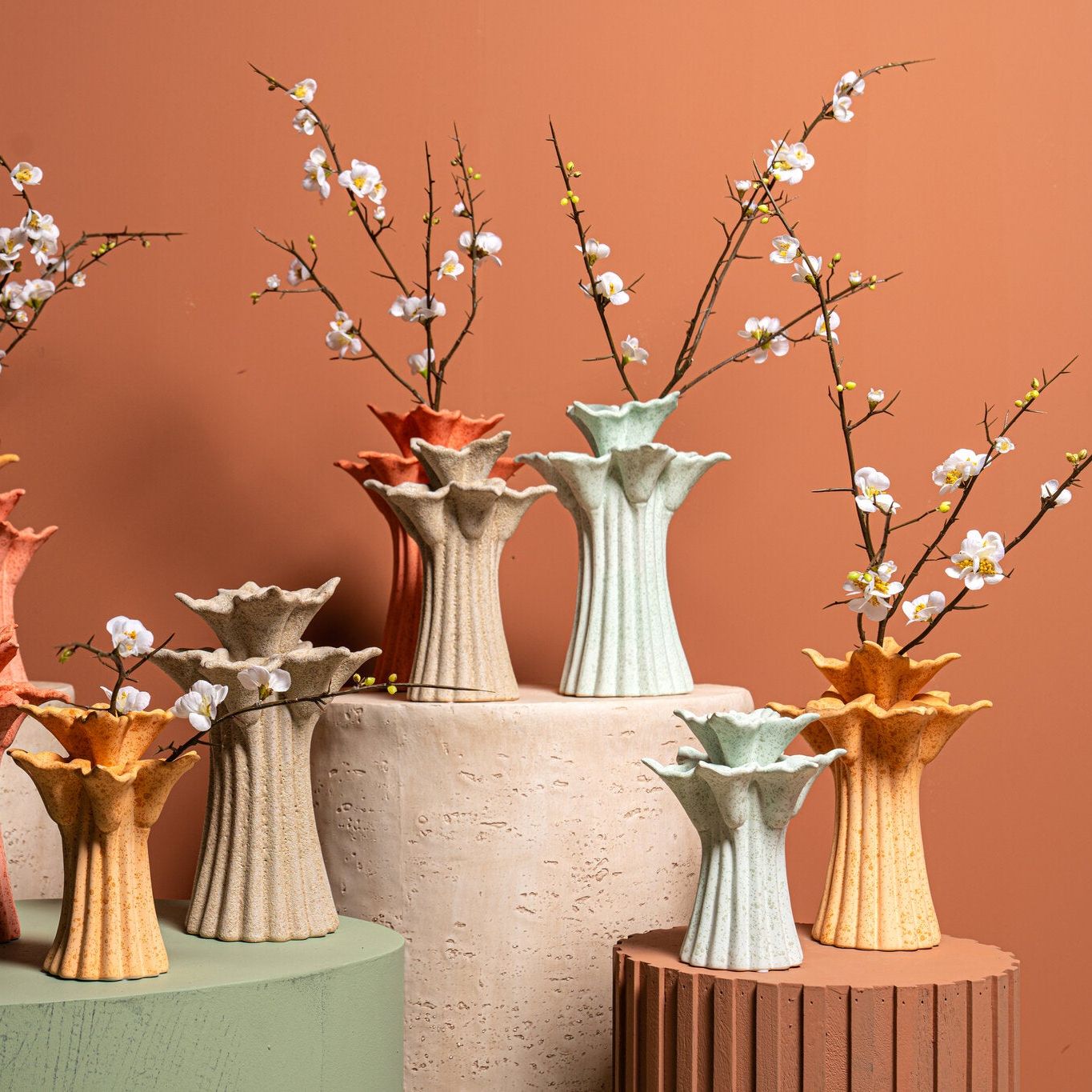 Set Van 4 Ellodie Tulpenvazen Crème Keramiek van PTMD, de bloemvormige vaas in een woonkamer
