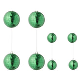 Set Van 8 Kerstballen Spiegelglas Groen van J-Line, de complete set met alle acht de kerstballen naast elkaar op witte achtergrond