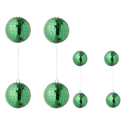 Set Van 8 Kerstballen Spiegelglas Groen van J-Line, de complete set met alle acht de kerstballen naast elkaar op witte achtergrond