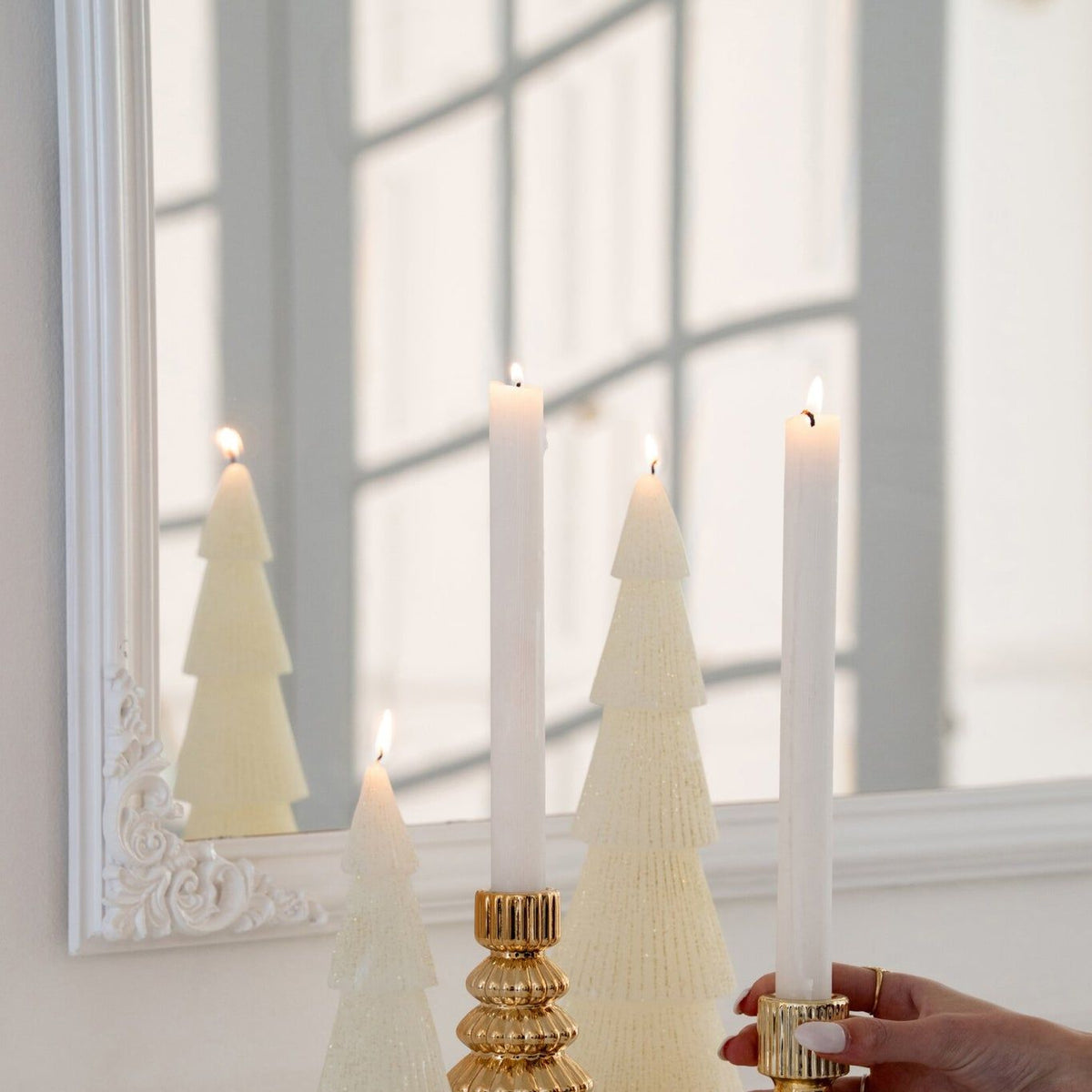Gebroken witte kerstboom kaarsen van J-Line gestyled op een schouw met dinerkaarsen en gouden kandelaars