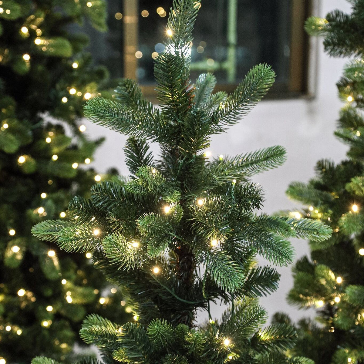 Shawa Kunstkerstboom Groen met Verlichting XXL van PTMD, close up van de takken met warme lampjes