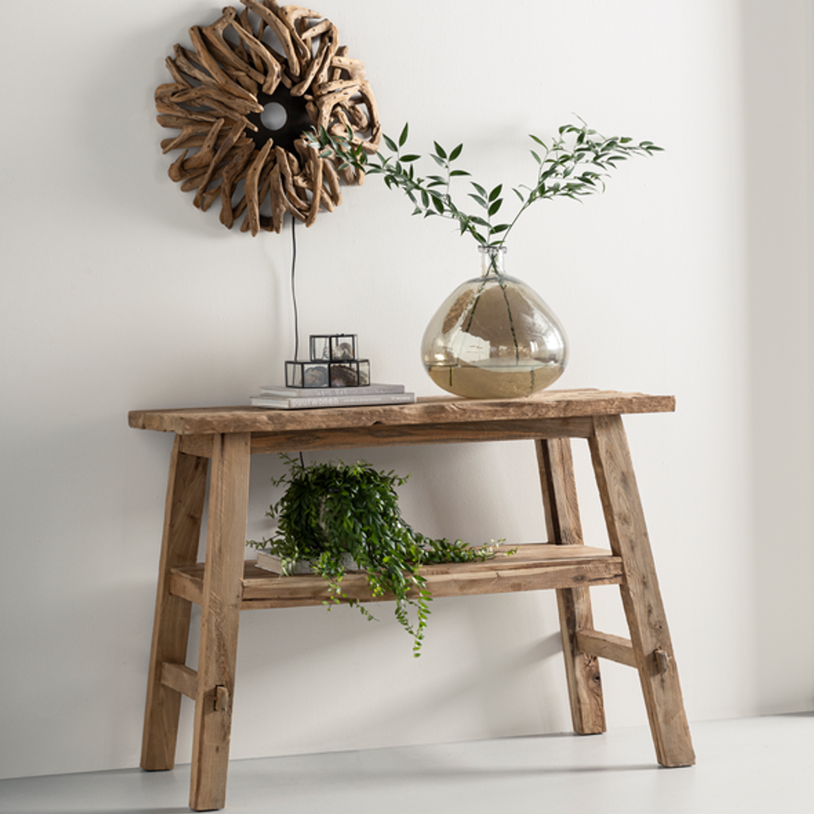 Sidetable Antiques Semeru van MUST Living in het geheel getoond met omringende styling