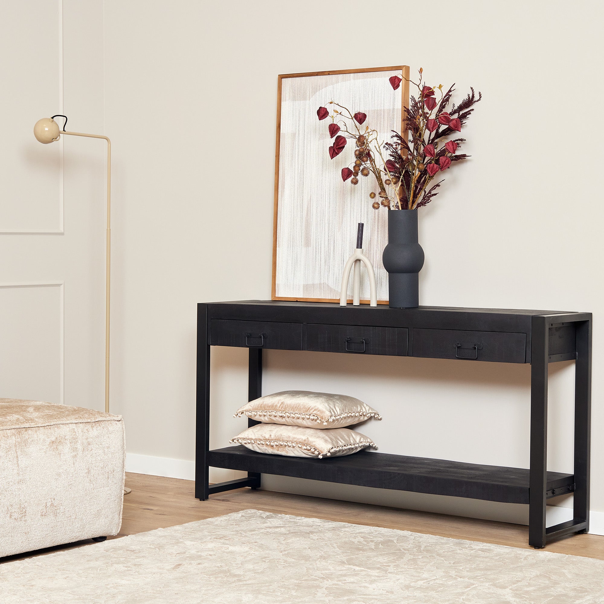 Sidetable Boaz van Starfurn in zwart, vooraanzicht met drie laden en metalen handgrepen