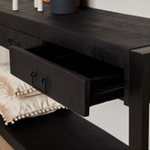 Sidetable Boaz van Starfurn in een hal, gestyled met een lamp en een schaal