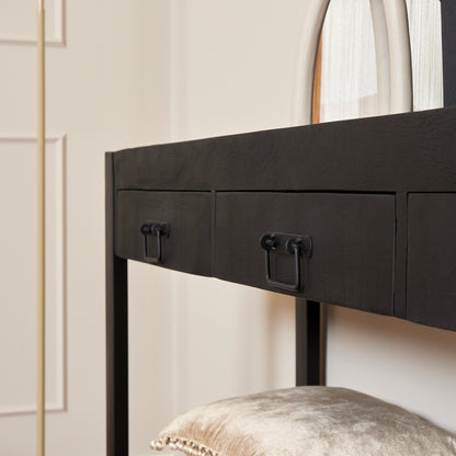 Detail van het inlegwerk in zwart gelakt hout op de laden van de Sidetable Boaz van Starfurn