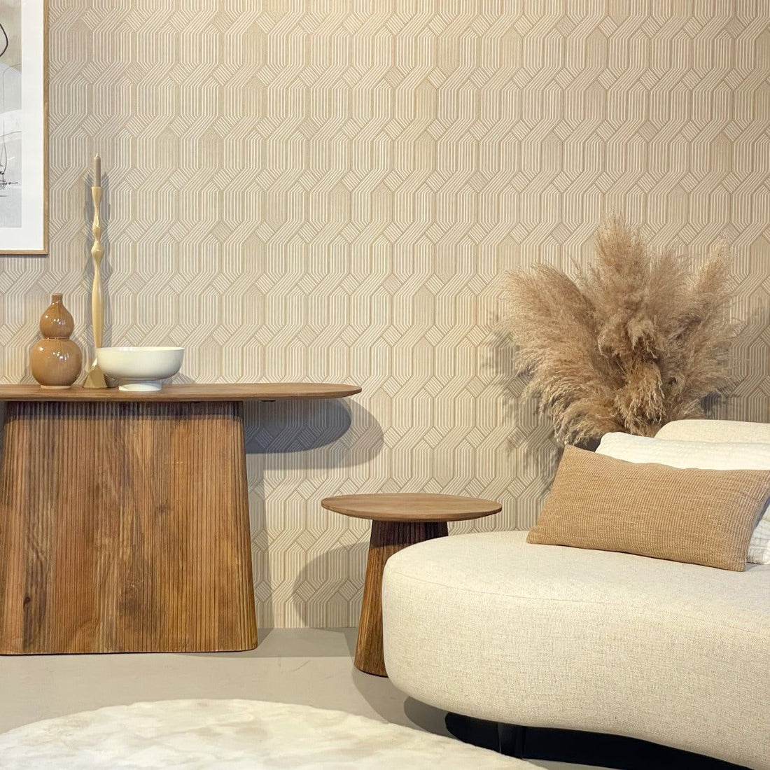 Salvator sidetable in Pecan tegen een lichte wand met vaas en lijst erboven