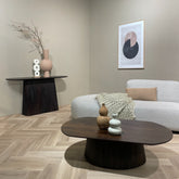 Donkere Salvator sidetable in een woonkamer met bank en ovale salontafel