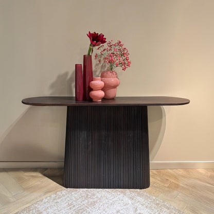 Salvator sidetable in Walnut tegen een lichte wand met bloemen erop