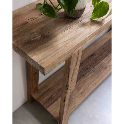 Sidetable Valley van MUST Living schuin van opzij gezien, met zicht op de zijkant en de afwerking