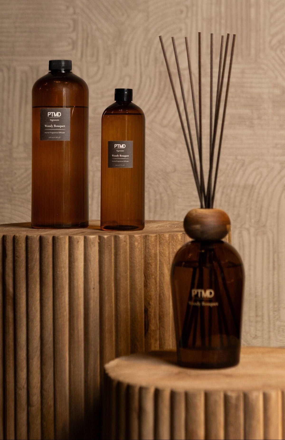 Signature Navulling Woody Bouquet 1200ml van PTMD, sfeerbeeld met de grote navulling Woody Bouquet