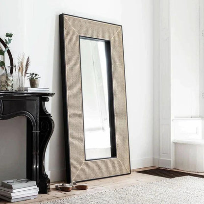 Spiegel Raffles van MUST Living in een interieur, zwarte lijst met gevlochten rotan tegen de wand