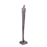 Symon Beeld Gunmetal Large van PTMD vanuit een andere hoek, aluminium figuur op witte achtergrond