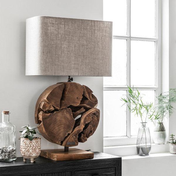 Tafellamp All Around The World van MUST Living, zijaanzicht van de grillige houten lampvoet