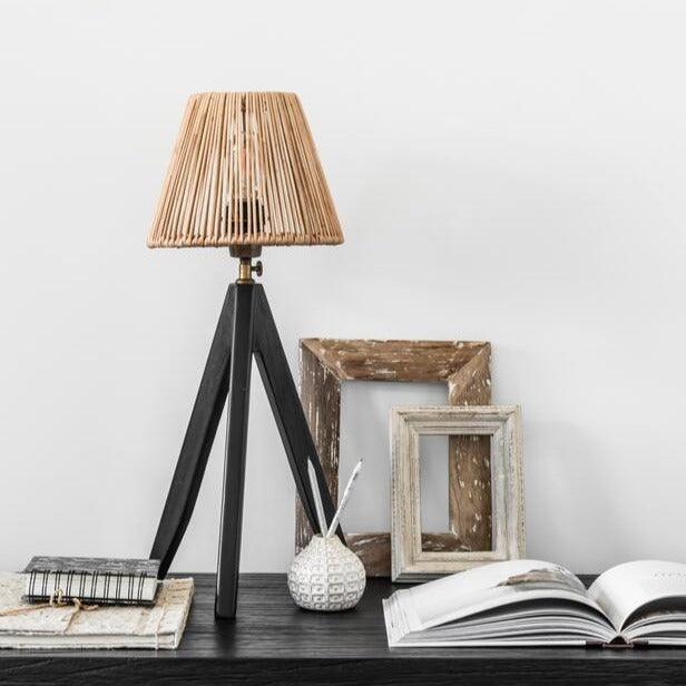 Tafellamp Montecristo van MUST Living, brandende lamp met warm lichtspel door de rotan kap