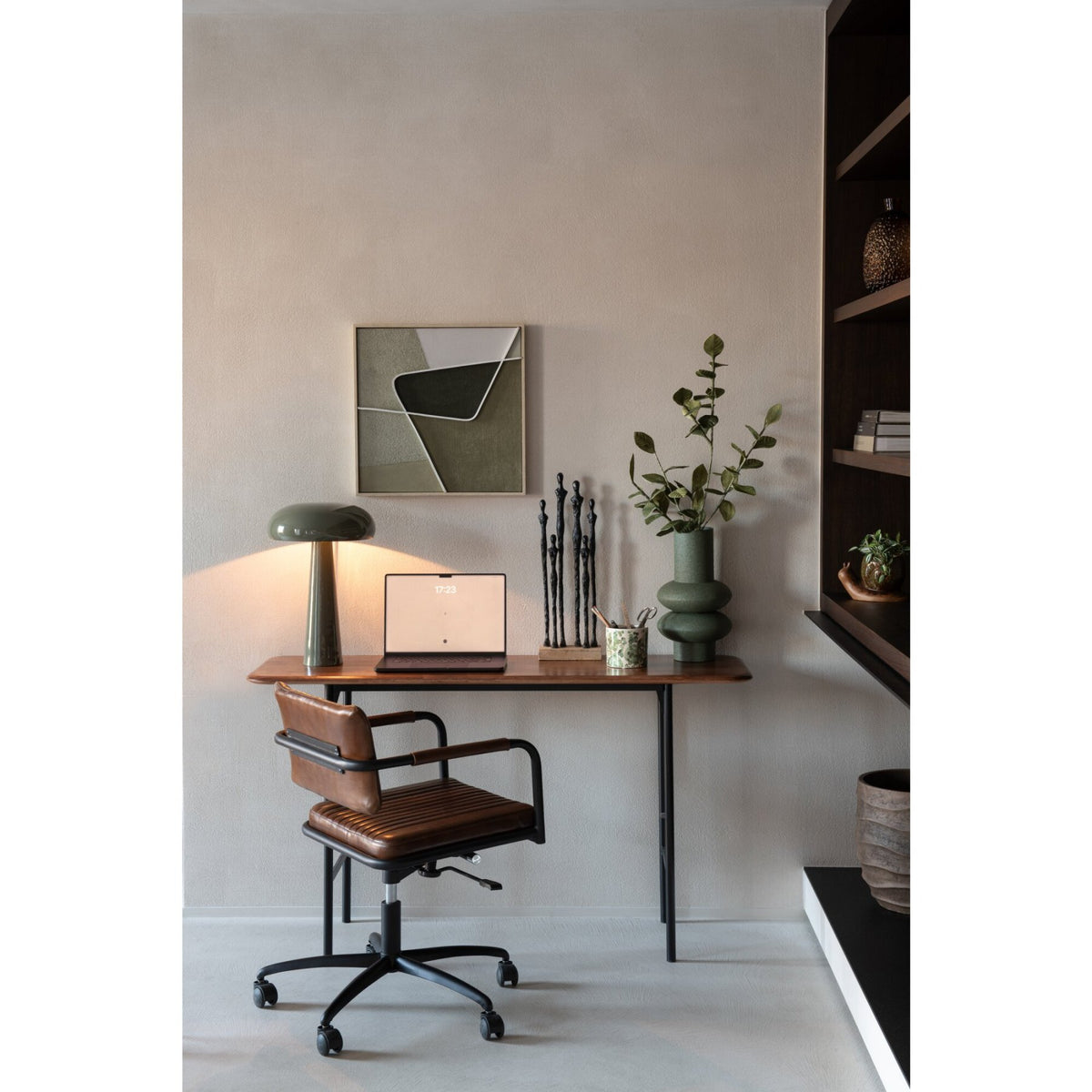Paddenstoellamp in olijfgroen ijzer van J-Line sfeervol gestyled op een kast