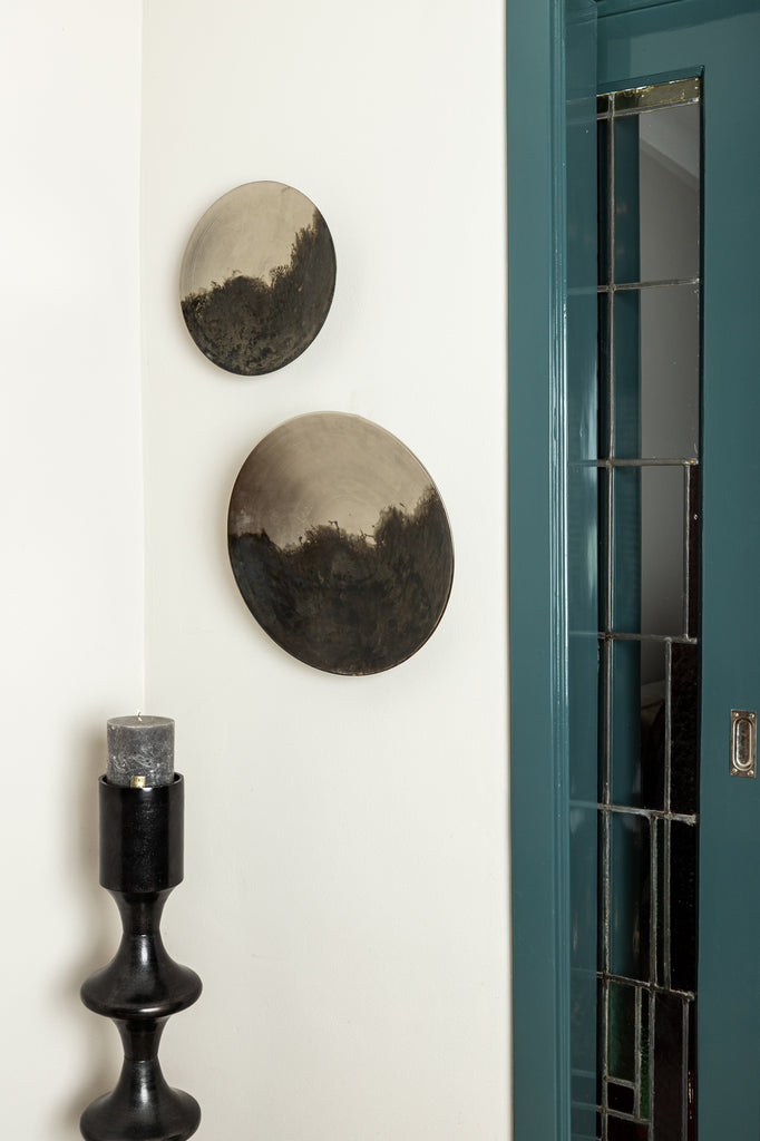 Taika Black alu round kandelaar tabs hoog 92cm PTMD - Kandelaar - PTMD - livinglovely.nl