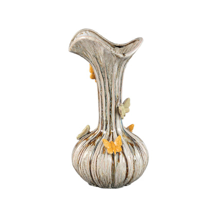 Tamarae Cream Ceramic Flowy Vase With Butterfly L van PTMD op witte achtergrond