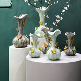Tamarae Cream Ceramic Flowy Vase With Butterfly L van PTMD in een sfeervolle interieursetting