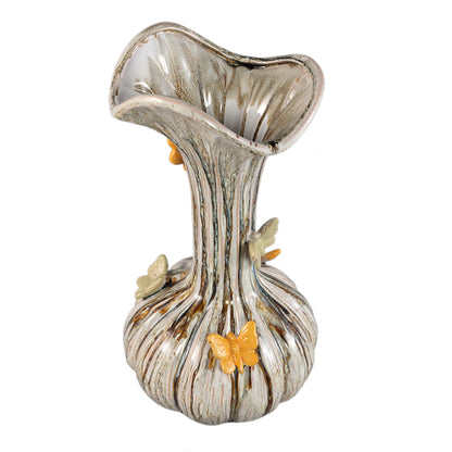 Tamarae Cream Ceramic Flowy Vase With Butterfly L van PTMD, zijaanzicht op witte achtergrond