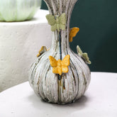 Tamarae Cream Ceramic Flowy Vase With Butterfly M van PTMD, detail van de vlinder en de vloeiende vorm