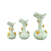 Tamarae Green Ceramic Flowy Vase With Butterfly L van PTMD, zijaanzicht op witte achtergrond