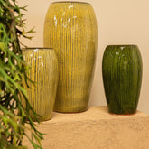 Tamica Dark Brown Ceramic Pot M van PTMD, sfeerfoto met plant in de woonkamer