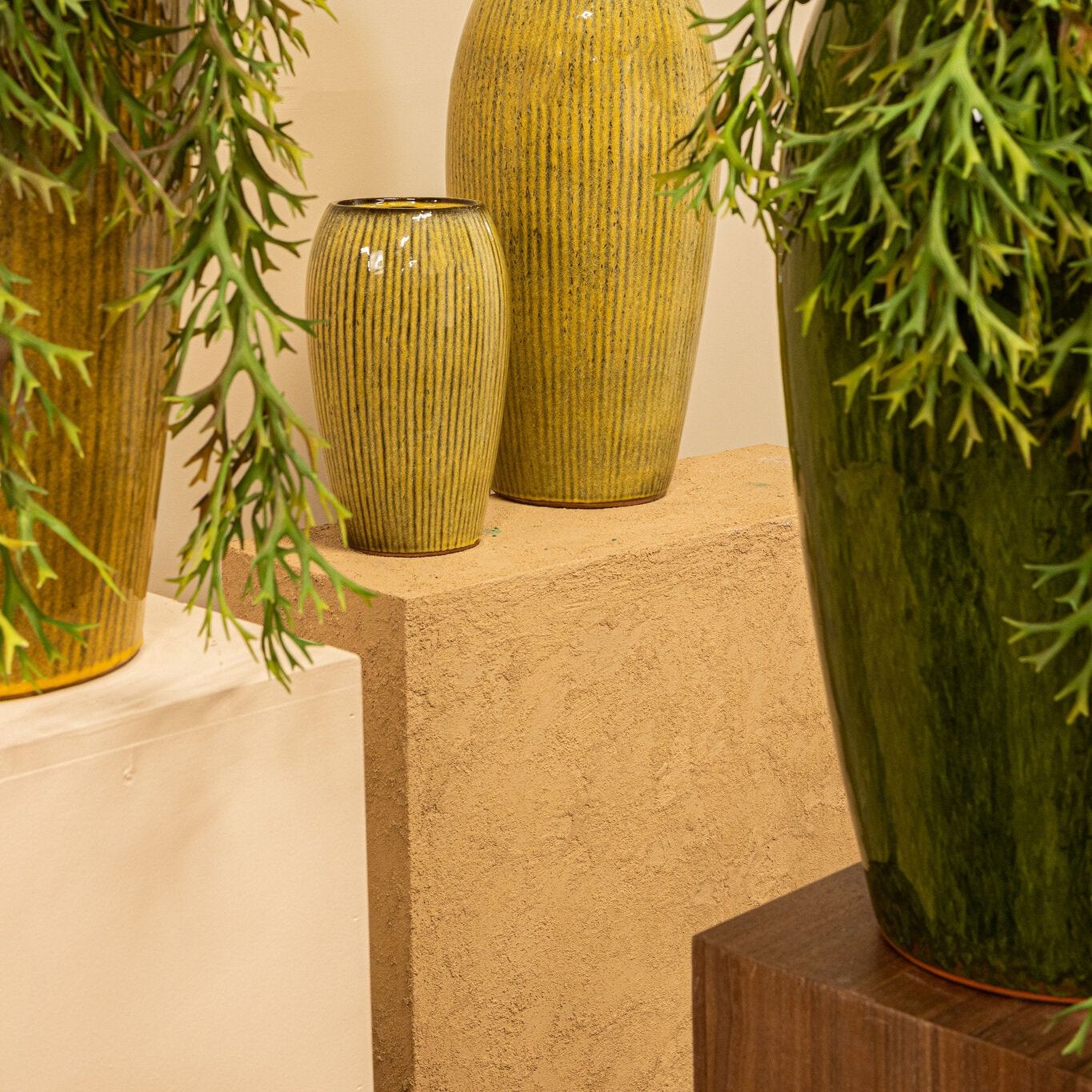 Tamica Dark Brown Ceramic Pot M van PTMD, sfeerfoto gecombineerd met andere Tamica potten