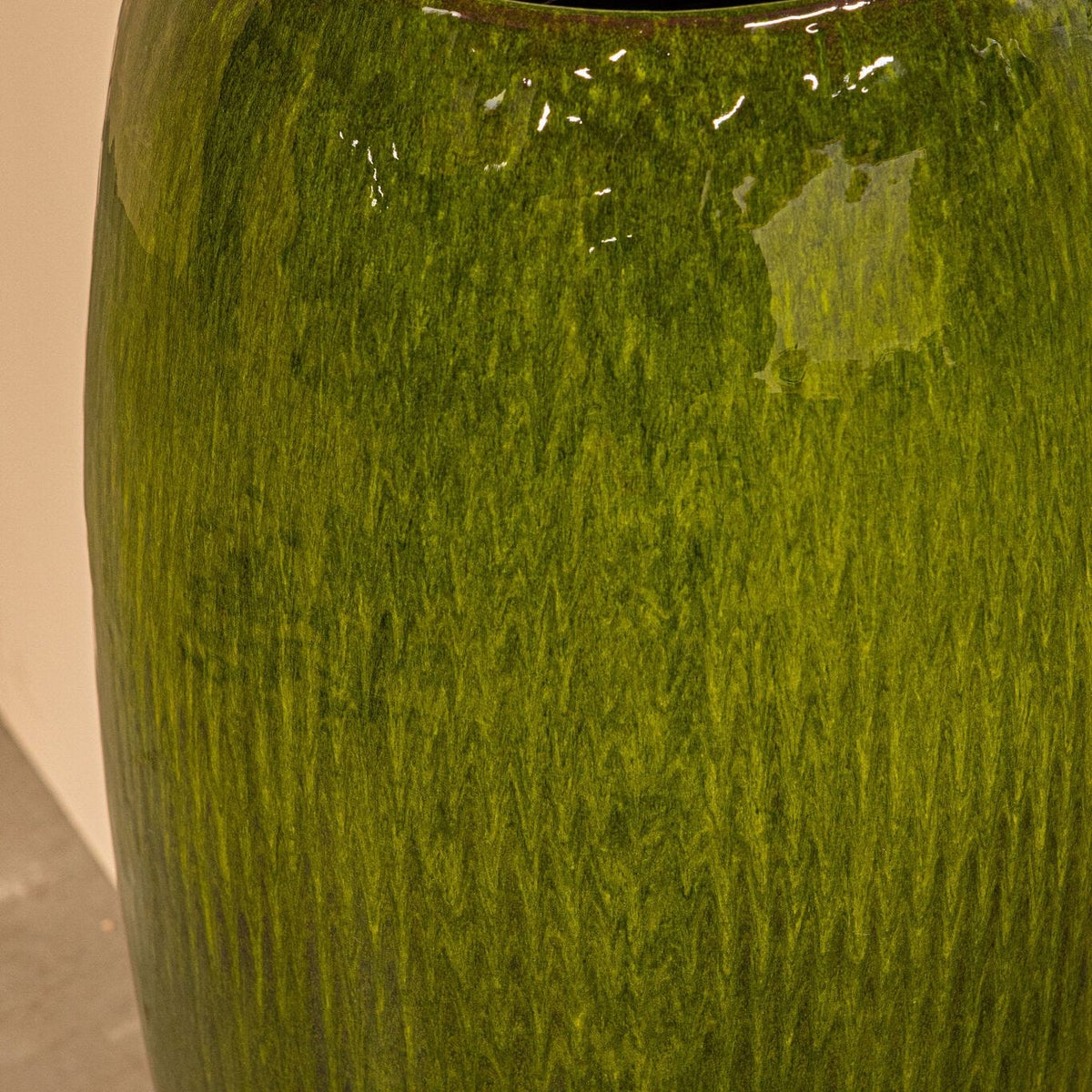 Tamica Dark Green Ceramic Pot M van PTMD in een sfeervolle interieursetting