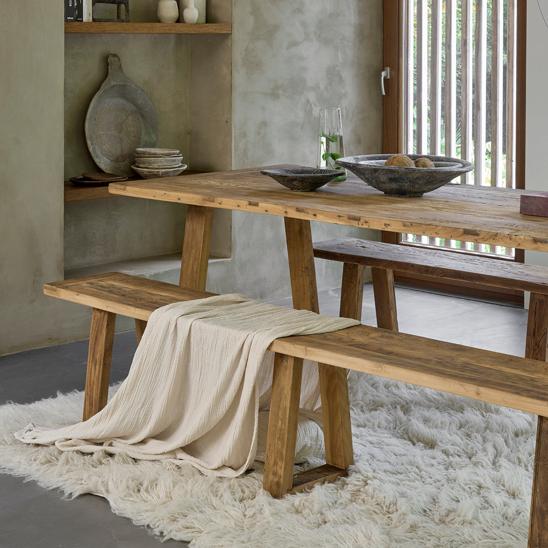 Farmwood eettafel van Raw Materials, zijaanzicht met de stevige schuine houten poten