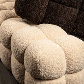 Close-up van de bruine teddy vakken bovenop een beige Teddy bankje